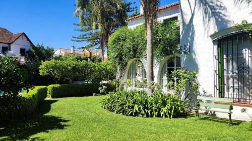 Casa En Venta, 3 Plantas, Gran Jardín, Pileta Y Cochera - San Isidro