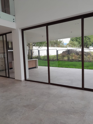 Puembo Vendo Hermosa Casa Por Estrenar 3 Dormitorios Jardín
