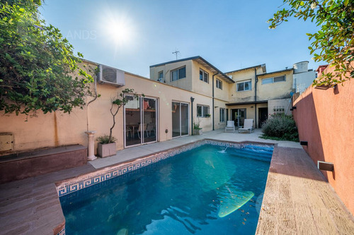 Venta Casa 6 Ambientes Con Pileta, Quincho Y Cochera En Olivos, Acepta Permuta