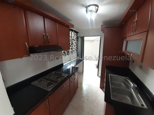 Se Vende Apartamento En Paraparal Los Guayos, Ubicado En Via Princial De La Zona, Cerca De Supermercados, Panaderia, Y Comercios Varios, Ideal Para Tu Familia. Dapo