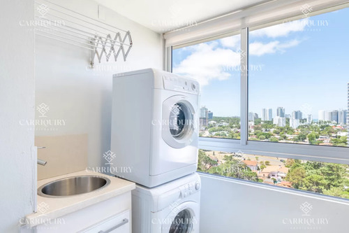 Venta De Excelente Apartamento De 3 Dormitorios Con Vista Al Mar, Playa Mansa, Punta Del Este