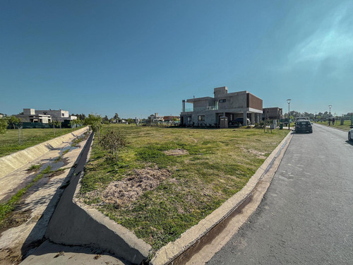 Terreno Con Frente Sur En Vida Barrio Cerrado Funes Con Amenities