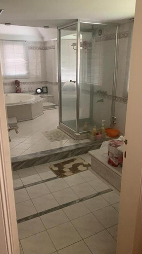 Imagen 20 de 30 de Importante Chalet En 2 Plantas , Inmejorable Ubicacion .