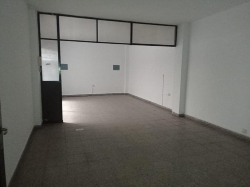 Imagen 3 de 6 de Oficina Céntrica Sobre Calle Lima Y Rivadavia, Primer Piso