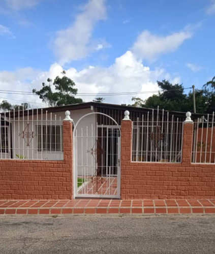 Casa De 200m2 En Urb Los Caneyes Colinas De Carrizal 