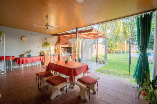 Casa En Venta De 2 Dorm, Cochera Y Patio C/ Pileta