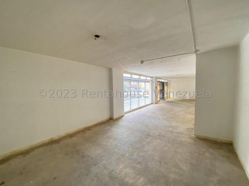 Alquilo Excelente Local Comercial De 1 Solo Nivel Y 1 Solo Ambiente A Pie De Calle Con Fachada Frontal Y Vitrina Directa Al Punto De Tránsito El Rosal !!! Ideal Para Diversos Modelos De Negocio..!!!