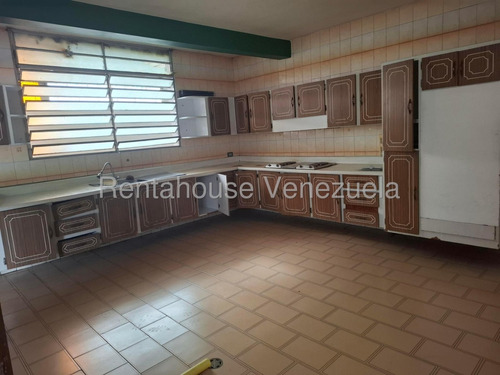 María Martínez Ofrece En Alquiler Este Espacioso Local Comercial Al Este De Barquisimeto, Piso De Granito, Ideal Para Centro Médico, Estéticos, Estacionamiento Para Clientes, Fácil Acceso Al Público.