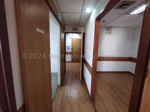 Consultorio En Alquiler Zona Este Barquisimeto, Cuatro Cubículo, 2 Baños, Aire Integral. Mls 24-17099 Dh