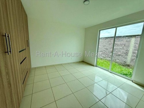 Casa De 1 Nivel Con Sala De Tv Y 3 Recámaras, Venta - Santa Rosa Jauregui