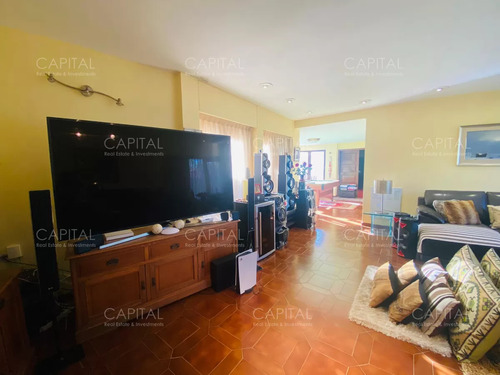 Residencia De Seis Dormitorios Más Dependencia En Barrio Cantegril