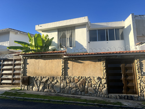 Casa/ Venta/ La Trinidad/ 275m2/ 3hb+1hs- 3b+1bs- 3pe