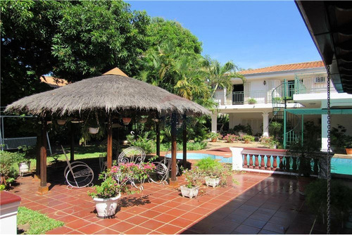 Imagen 11 de 14 de Vendo Imponente Residencia En Fernando De La Mora: 8 Cuartos