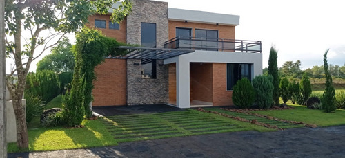 Imagen 2 de 18 de Alquilo Casa Totalmente Amoblada En El Condominio Cerrado La Trinidad: 4 Habitaciones Y 5 Baños.