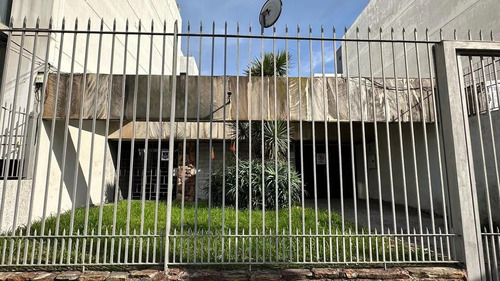 600 M2 De Terreno, Casa Con 4 Dormitorios, 3 Baños, Barbacoa, Piscina Y Cochera Frente A Mvd Shopping!!