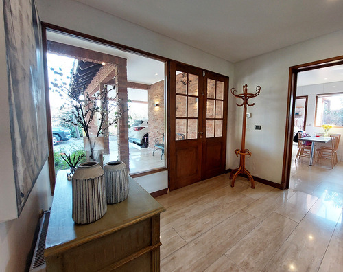 Casa Chilena | 5 Dormitorios + Estar Y Servicio