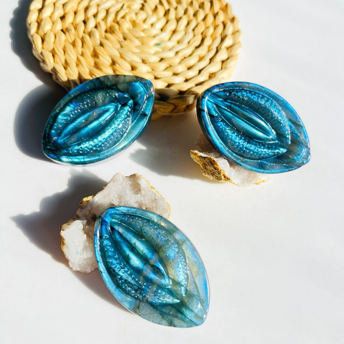 Un Labrador, La Fuente De La Vida: Blue Brilliance Moonstone