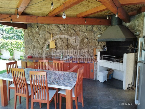 Casa En Venta De 6 Dorm. En La Reina