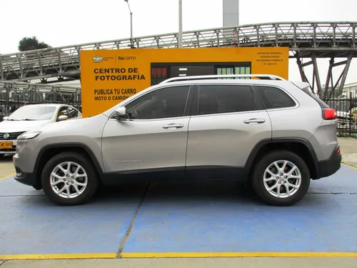 Jeep Cherokee LONGITUDE PLUS 4X4 3200CC AT AA