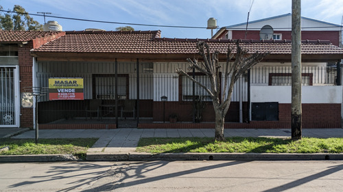 Casa De Material Sobre Lote Esquina, Buena Zona