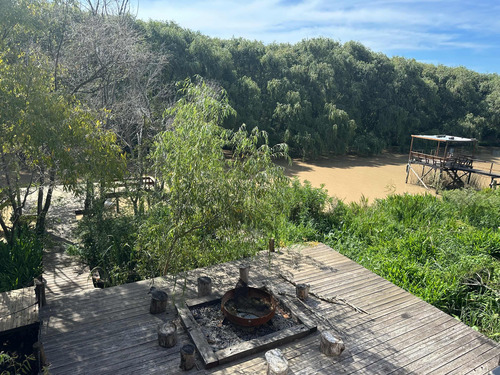 Cabaña Recién Construida, Sobre Arroyo Anguilas. Terreno Nivelado, Playa De Arena Y Dos Muelles. Lugar Muy Tranquilo Y Con Buen Calado Para Ingreso Desde El San Antonio O Desde El Vinculación
