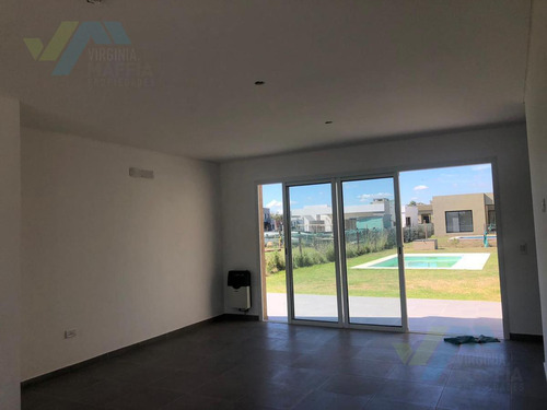 Casa Con Pileta De Construccion Tradicional - San Ramon Pilar Del Este