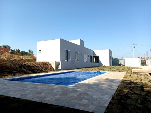 Imagem 2 de 14 de Belíssima Characa Em Condominio Fechado Com 4 Quartos, Piscina, Churrasqueira.