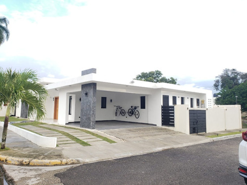 Cerros De Gurabo, Casa De 527mt² De Terreno Y 270mt².