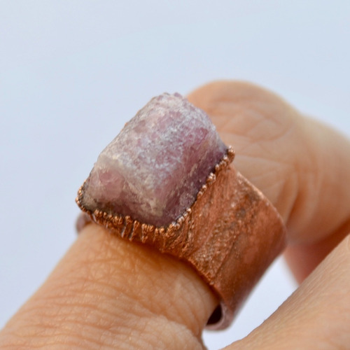 Imagen 5 de 10 de Anillo Texturado Con Piedra Natural Turmalina Rosa Y Cobre