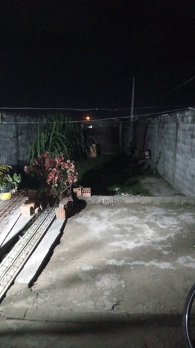 Casa 2 Cômodos 2 Banheiro Quintal Grande 210
