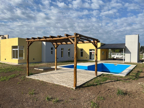 Amplia Casa Quinta Tipo Rural En Barrio Real A Estrenar De Junín (b) 3 Dormitorios.