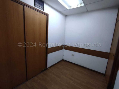 Consultorio En Alquiler Zona Este Barquisimeto, Cuatro Cubículo, 2 Baños, Aire Integral. Mls 24-17099 Dh