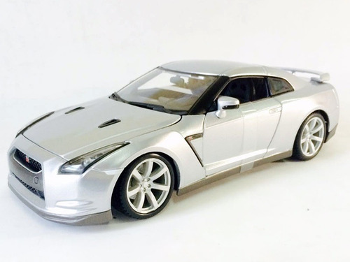 Miniatura Carro Nissan Gt-r 2009 - Prata - 1:18 - Burago Cor Prateado