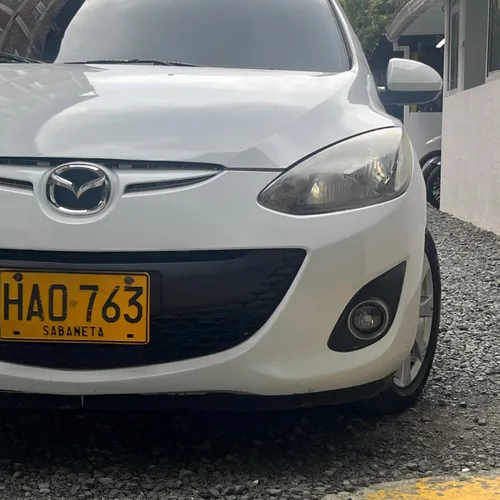 Mazda 2 Hb At 1.5cc 2015