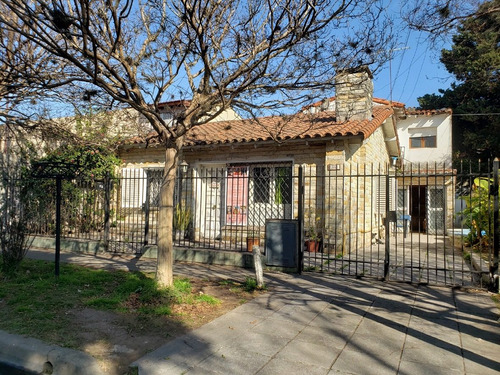 Venta !!!!!! Chalet En Esquina, Excelente Ubicacion