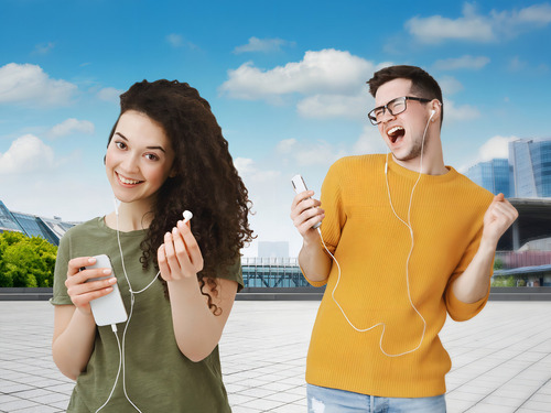 Fones de ouvido brancos com fio e viva-voz com microfone