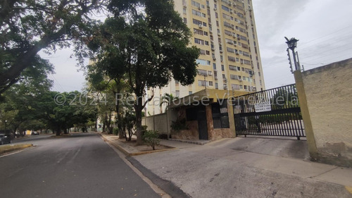 En Alquiler Acogedor Apartamento, -2 4 2 3 9 2 6- En El Este De Barquisimeto, Ofrece Comodidad Y Seguridad En Tu Vida Diaria, Mariaboraure, Cocina Equipada, Internet, Calentador, Aire Acondicionado.