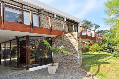 Espectacular Casa En Playa Mansa 3 Dormitorios A 150 Metros Del Mar-ref:28522