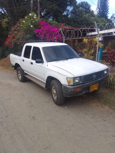 Toyota Hilux 2.4l 117 hp 4x4