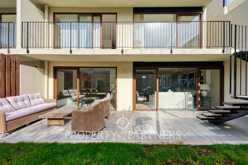 Cómodo Townhouse, Con Excelente Ubicación