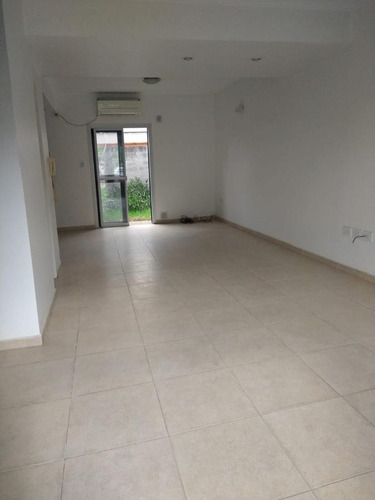 Imagen 4 de 17 de Duplex Con Cochera Y Jardín .av. 66 Entre 144 Y 145 La Plata