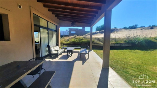 Imagen 18 de 20 de En Residencial 1 Muy Buena Casa Ubicada A 500 Mts De La Playa Costa Esmeralda