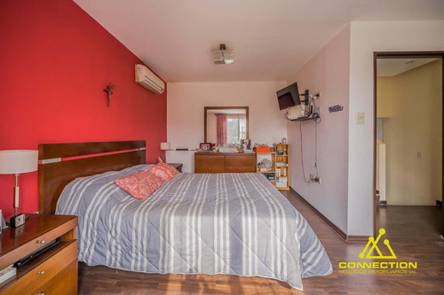 Casa 6 Ambientes En Venta. Banfield Con Pileta