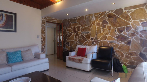 Imagen 9 de 30 de Venta · Casa · 4 Dormitorios · Patio · Quincho Completo · Terraza · Remodelada · Alberdi