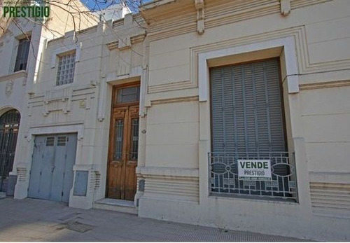 Casa En Venta De 3 Dormitorios C/ Cochera En Centro