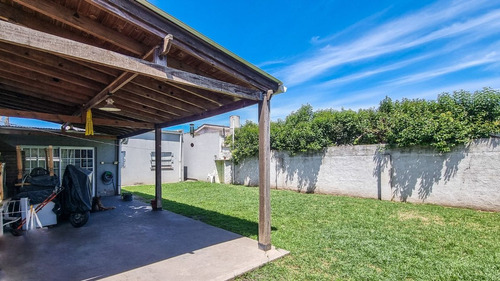 Casa 3 Ambientes Venta Lobos Con Jardin Y Quincho
