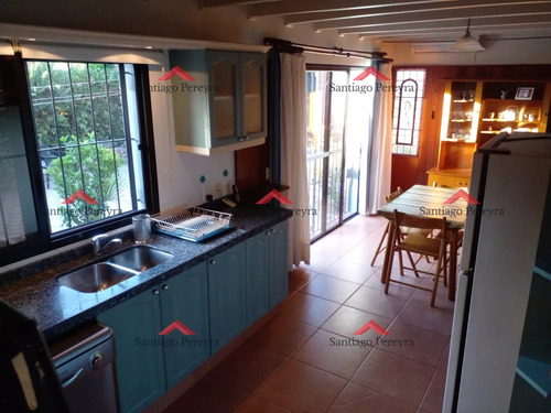 Casa En Venta 2 Dormitorios, Amplios Ambientes, Jardín Cerrado
