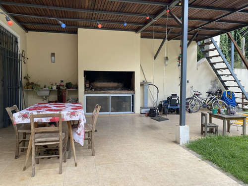 Casa De 3 Dormitorios Con Parrillero, Pileta Y Galería - Fisherton