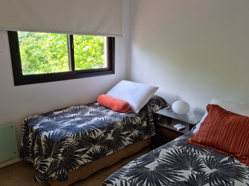Casa En Venta De 2 Dormitorios C/ Cochera En Pinares