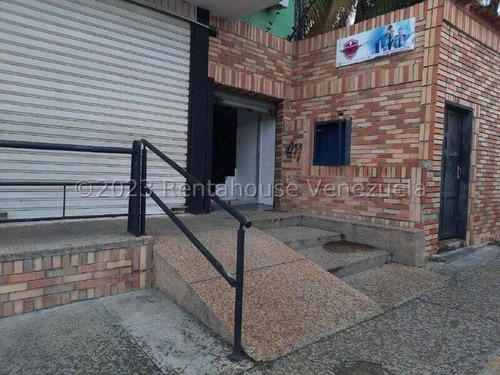 Raiza Suarez Vende Sensacional Oficina En Cabudare,- 2 3 3 3 0 1 4-. Su Zona Centrica Es Ideal Para El Desarrollo De Tu Proyecto, Posee Su Baño Su Estacionamiento Alta Seguridad Y Se Conserva Excelen